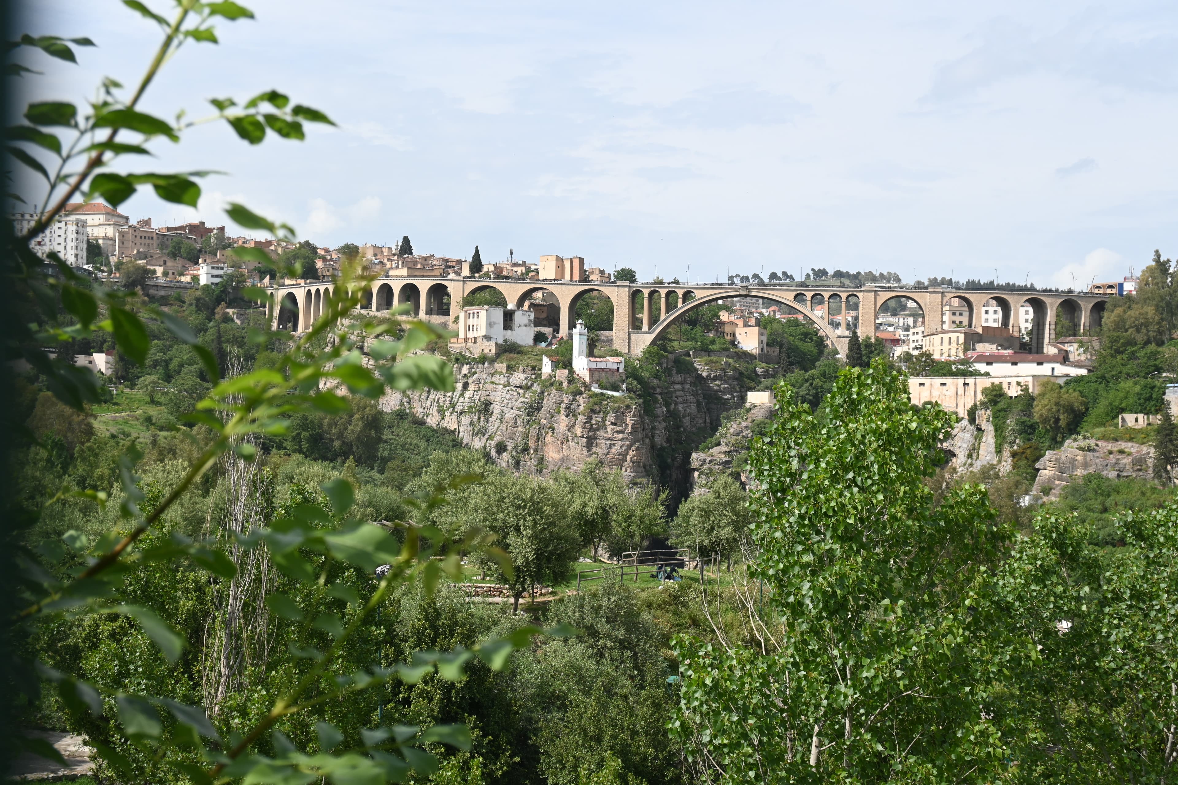 Pont Sidi Rached à Constantine, vu depuis les gorges du Rhumel