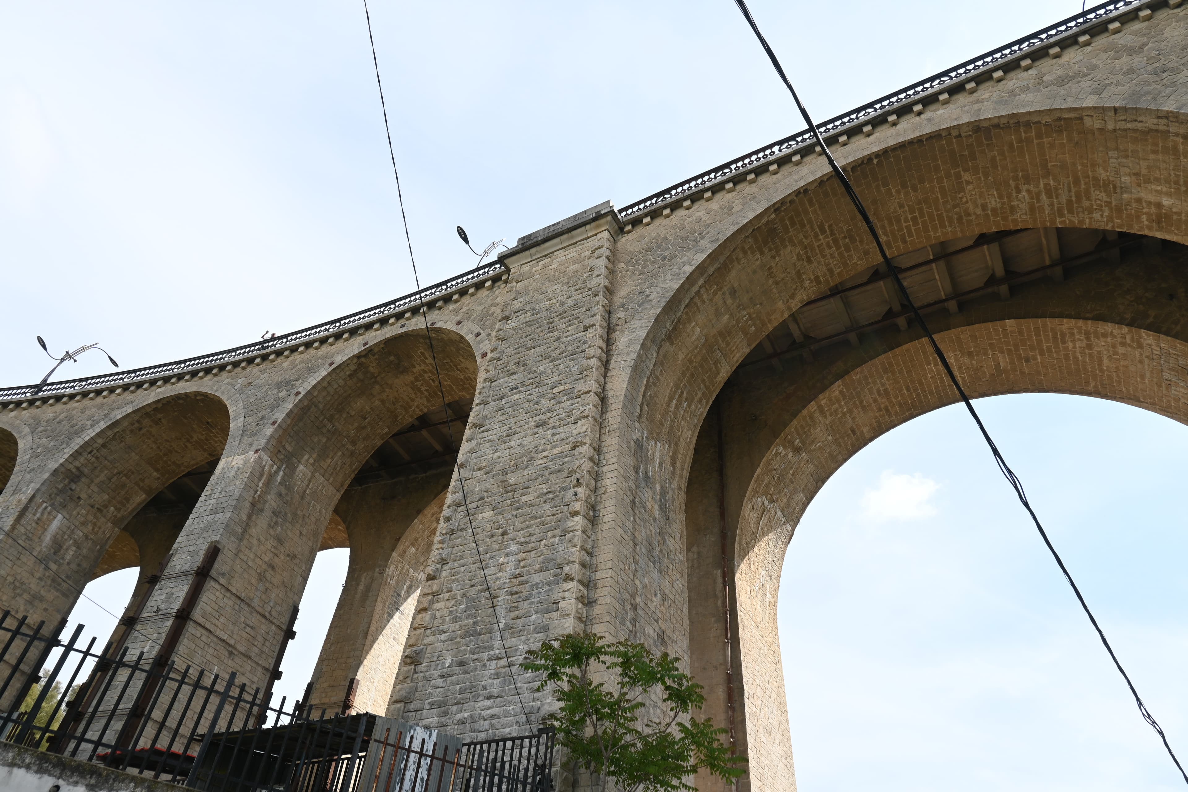 Viaduc en pierre — arches monumentales